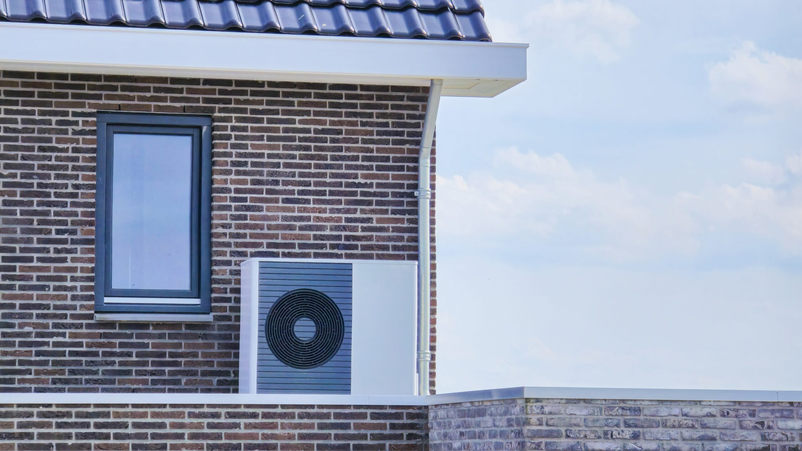 Air,Source,Heat,Pump,Unit,Installed,Outdoors,At,A,Modern outdoor heat pump
